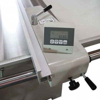 Lecteur digitale sur guide parallèle pour scie à format