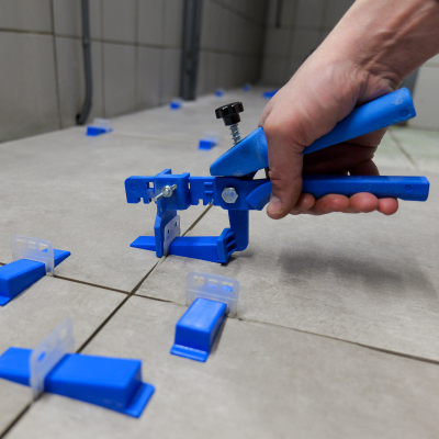 Pince plastique pour cale de croisillon auto-nivelant de carrelage