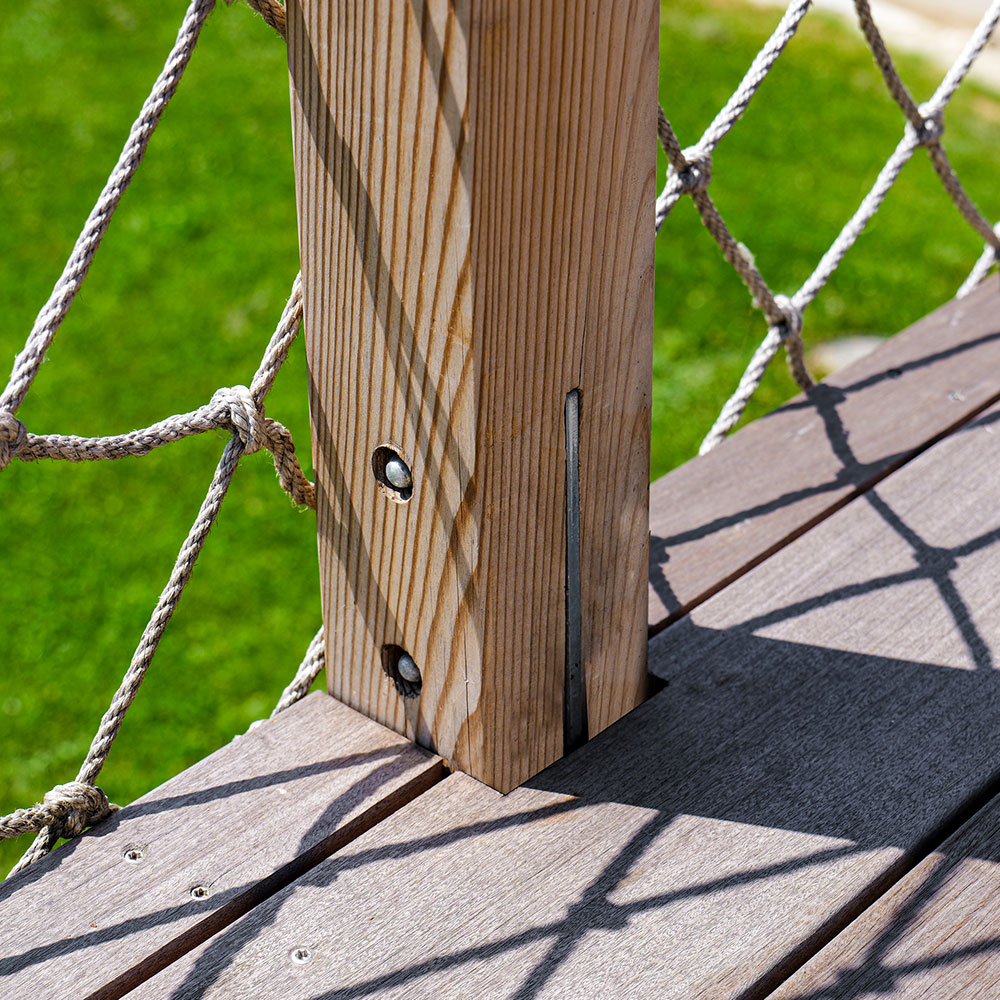 Pied de poteau installé sur une terrasse en bois